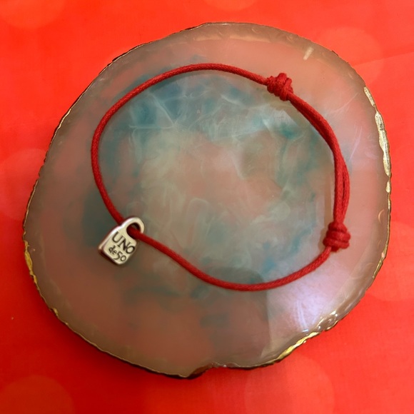 Uno de 50 red adjustable bracelet with silver charm - Picture 3 of 3